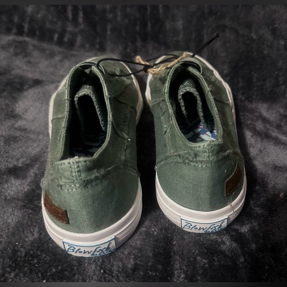 S1084 Womens “Blowfis” Olive Green Canvas Sneakers, Sz 9 - Picture 3 of 9
